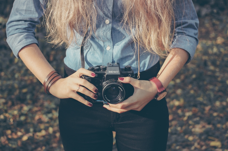 photographe-PIERLAS-min_hand-person-girl-woman-camera-photography-614-pxhere.com